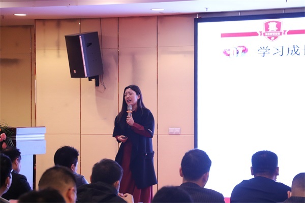 郑州明亮照明总经理/河南牛商汇执行会长/河南战区总裁荆明慧 郑州明亮照明总经理/河南牛商汇执行会长/河南战区总裁荆明慧